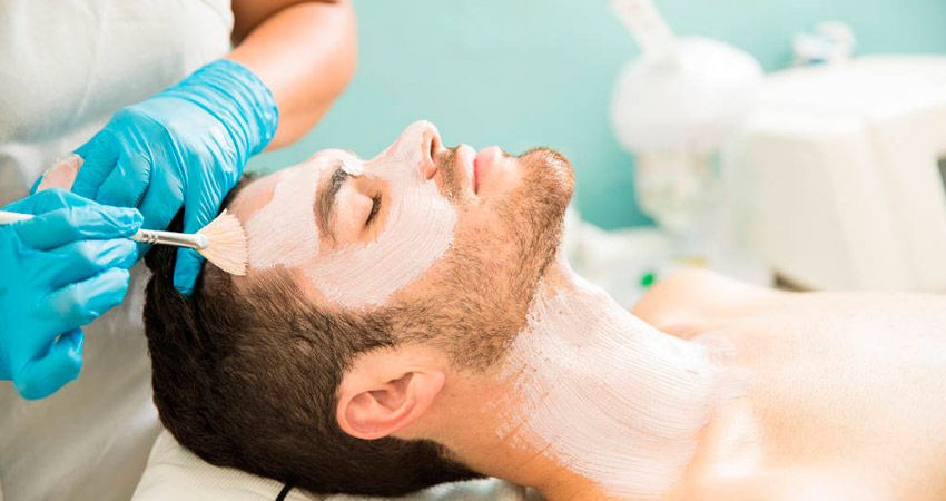 Hombre haciéndose tratamiento facial 