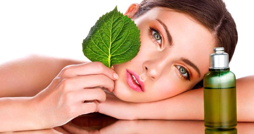 LOOK 21 Perruquería i Estètica mujer con hoja cerca a su rostro 