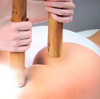 LOOK 21 Perruquería i Estètica persona dando masaje a cuerpo de mujer 